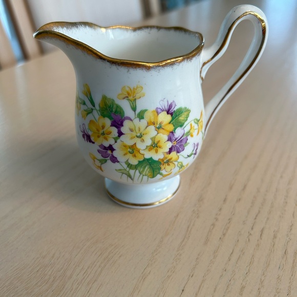 Vintage Royal Albert Creamer and Sugar Bowl - Picture 2 of 9